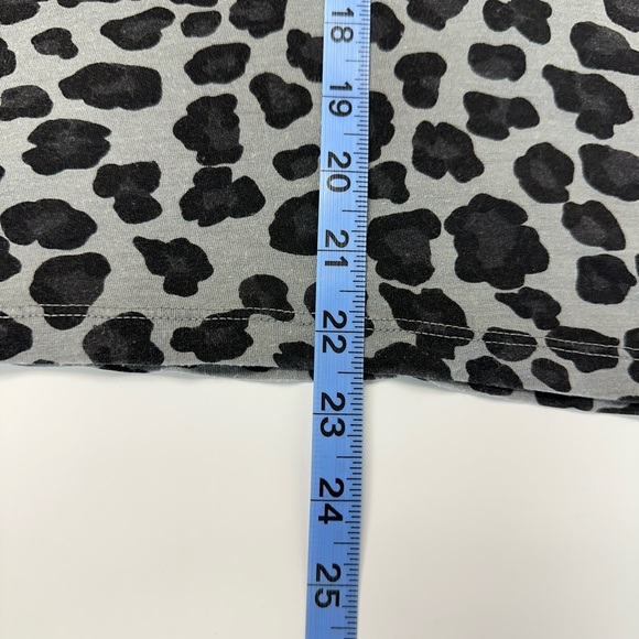MONROW Black Gray Leopard Animal Print Relaxed V-Neck Tee Size X-Small - Picture 7 of 7